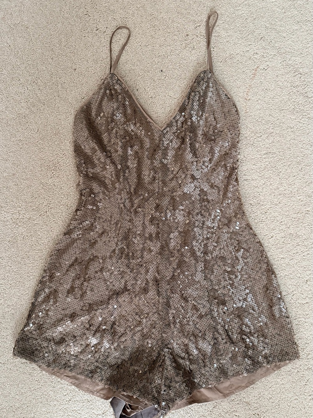 NBD Revolve Sequin
Romper Reign Taupe Tan
Neutral Sleeveless V Neck
Small Women